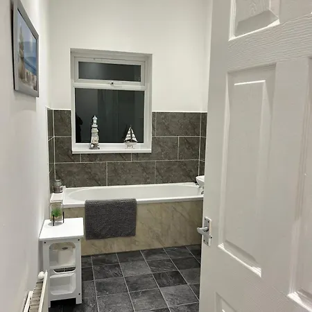 Large Ground Floor Apartment - South Shields - 3 Minutes From South Tyneside Hospital, 8 Minutes From Beach Exterior photo