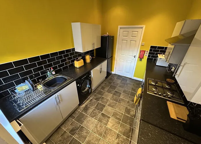 Large Ground Floor Apartment - South Shields - 3 Minutes From South Tyneside Hospital, 8 Minutes From Beach