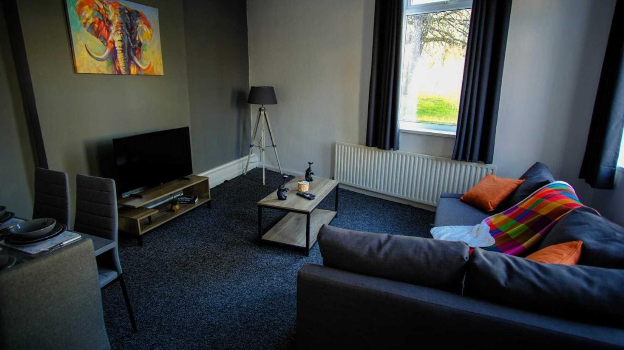 Large Ground Floor - - 3 Minutes From South Tyneside Hospital, 8 Minutes From *