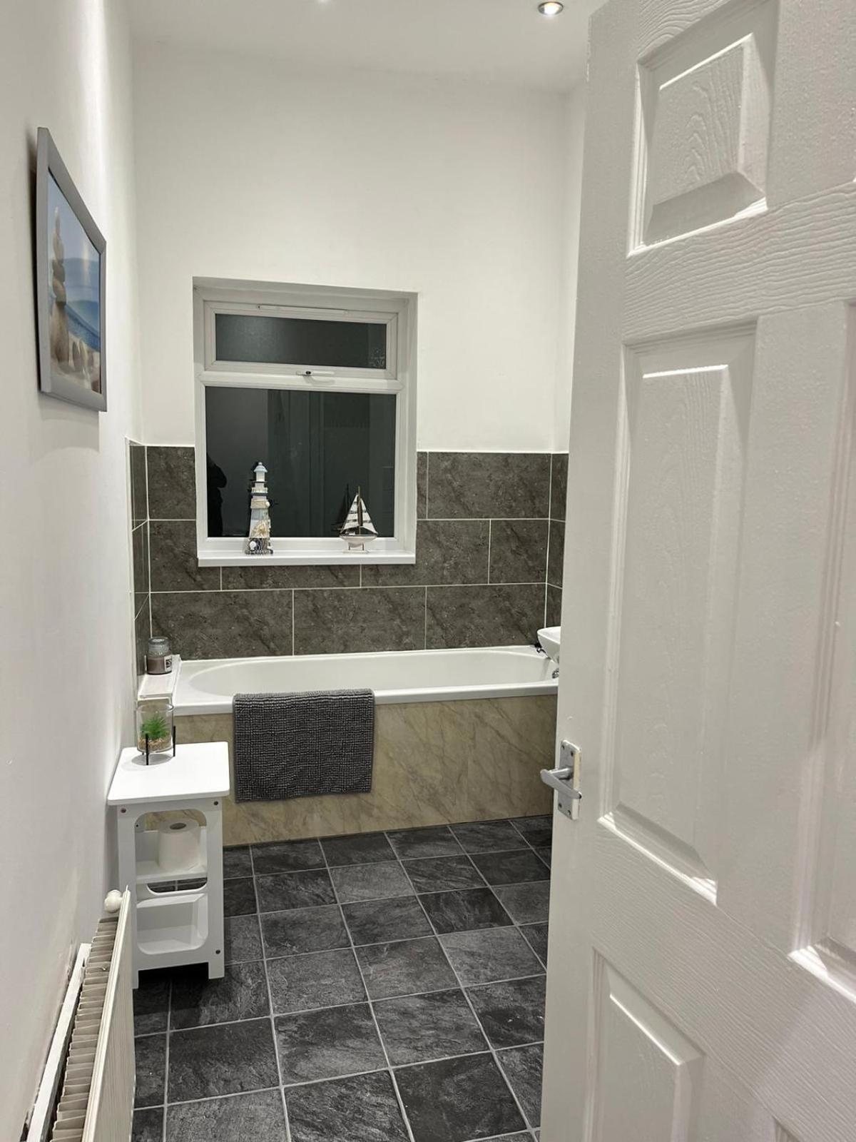 Apartment Large Ground Floor - - 3 Minutes From South Tyneside Hospital, 8 Minutes From South Shields