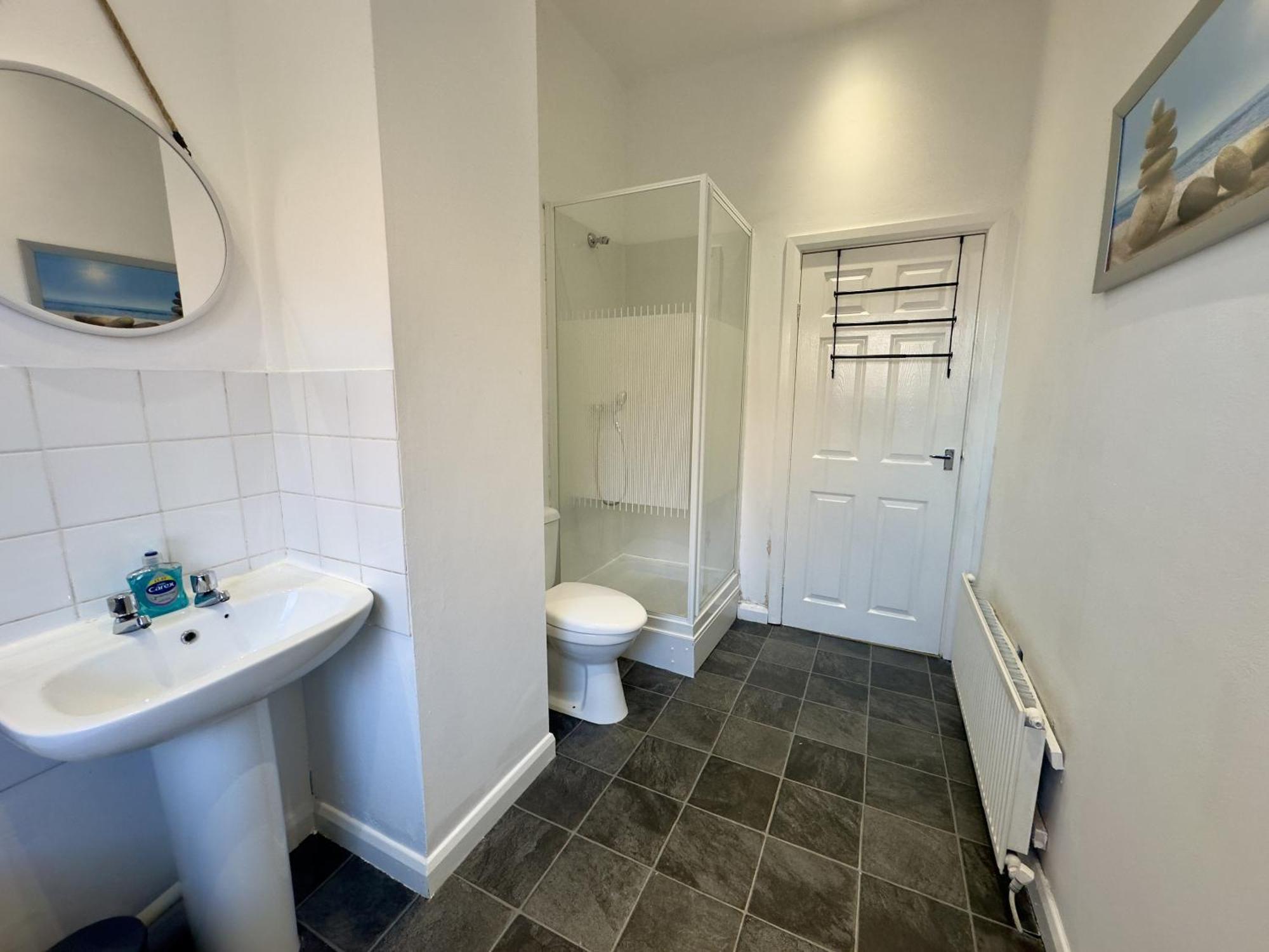 Large Ground Floor - - 3 Minutes From South Tyneside Hospital, 8 Minutes From South Shields