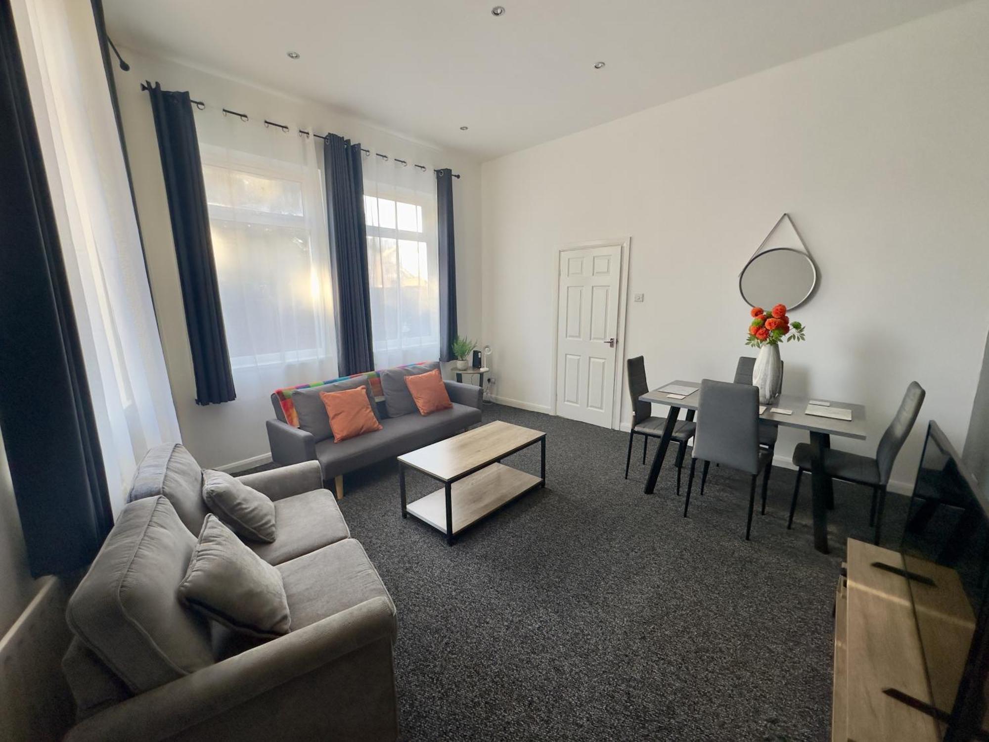 Large Ground Floor - - 3 Minutes From South Tyneside Hospital, 8 Minutes From