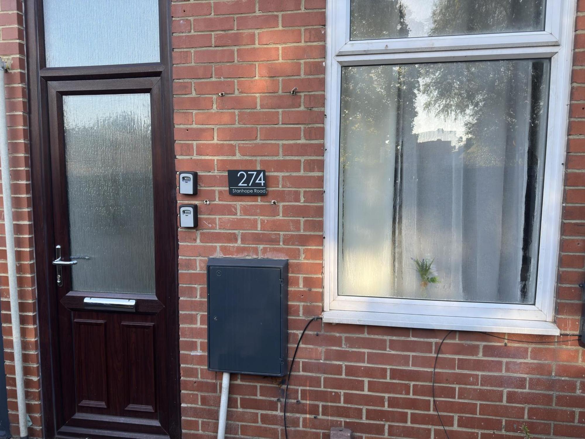 Large Ground Floor - - 3 Minutes From South Tyneside Hospital, 8 Minutes From South Shields