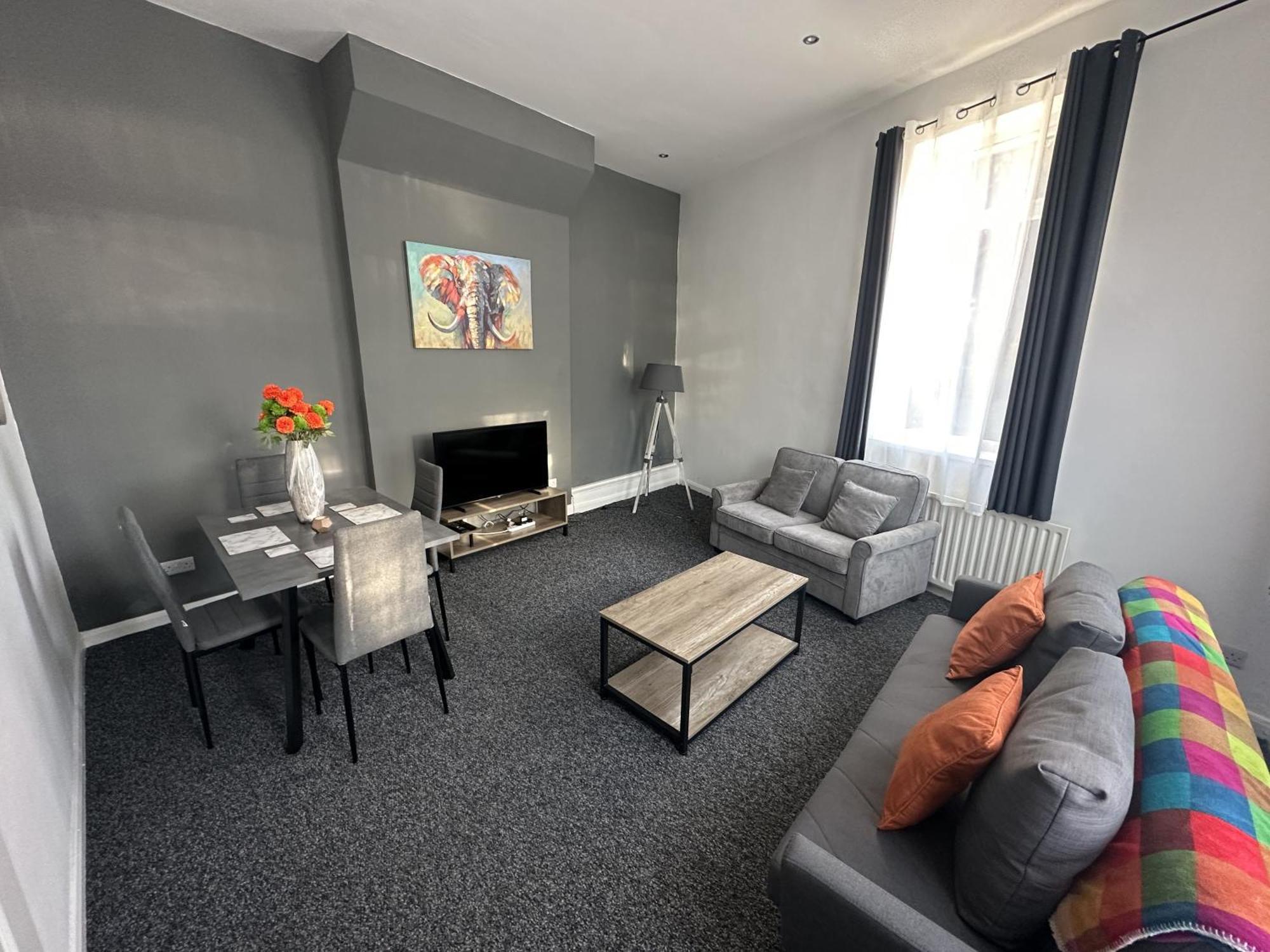 Apartment Large Ground Floor - - 3 Minutes From South Tyneside Hospital, 8 Minutes From *